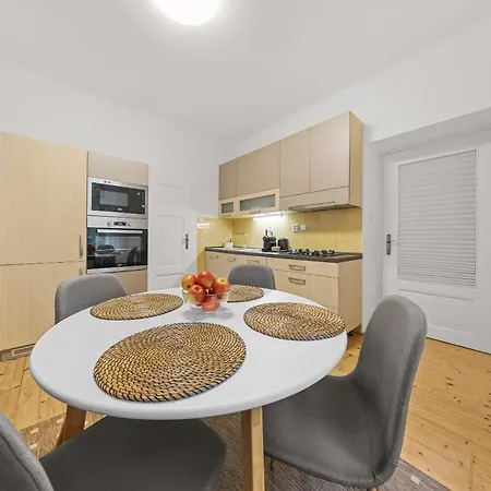 Historic Center Klemensova شقة